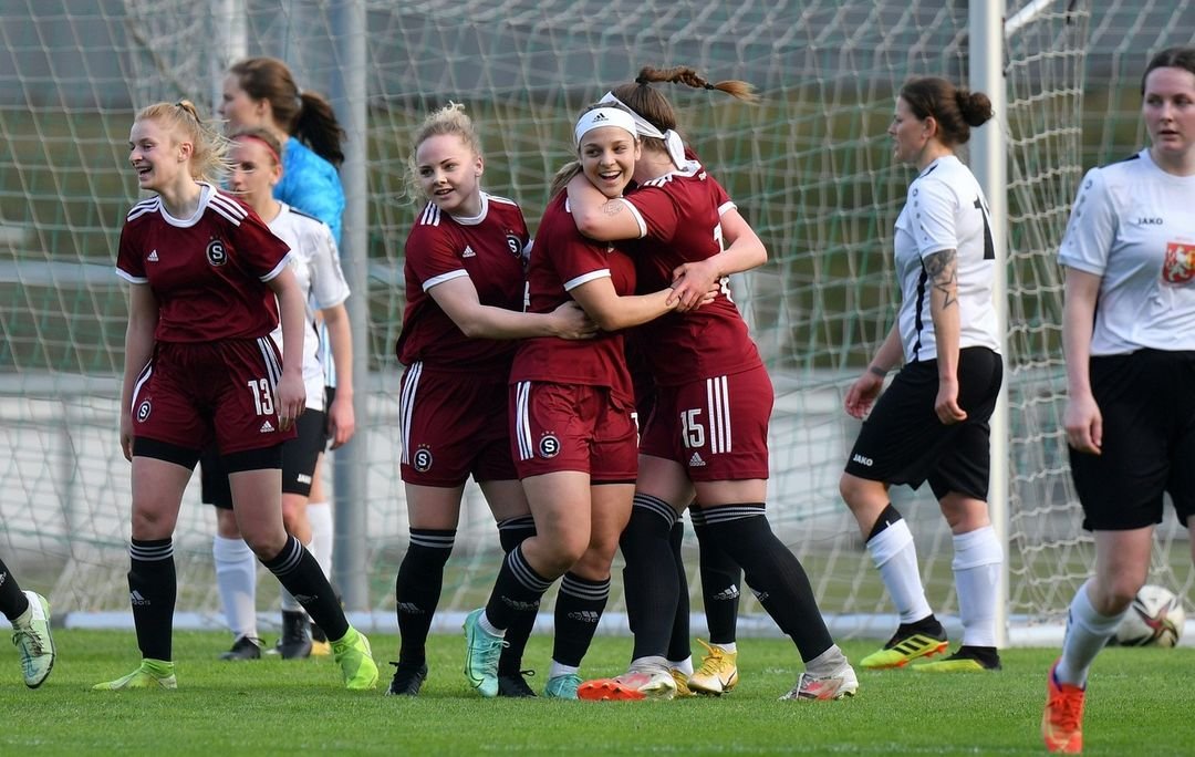 ? tým | Sparta "B" vyhrála druhou ligu žen! Gólem Lindákové sparťanky porazily Hradec Králové 1:0, což znamená, že čtyři kola před koncem mají na prvním místě již nedostižný čtrnáctibodový náskok.

#holkytaky #zenyfotbal #zenskyfotbal